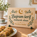 Schild «Bajram šerif mubarek olsun» mit Familienname