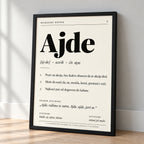 Poster Balkanski rečnik, reč Ajde, naslonjen na zid