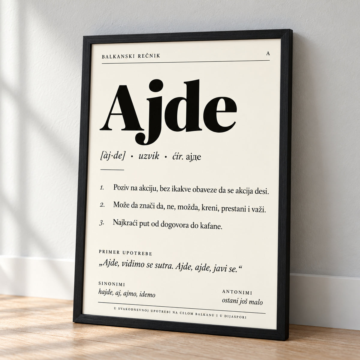 Poster Balkanski rečnik, reč Ajde, naslonjen na zid